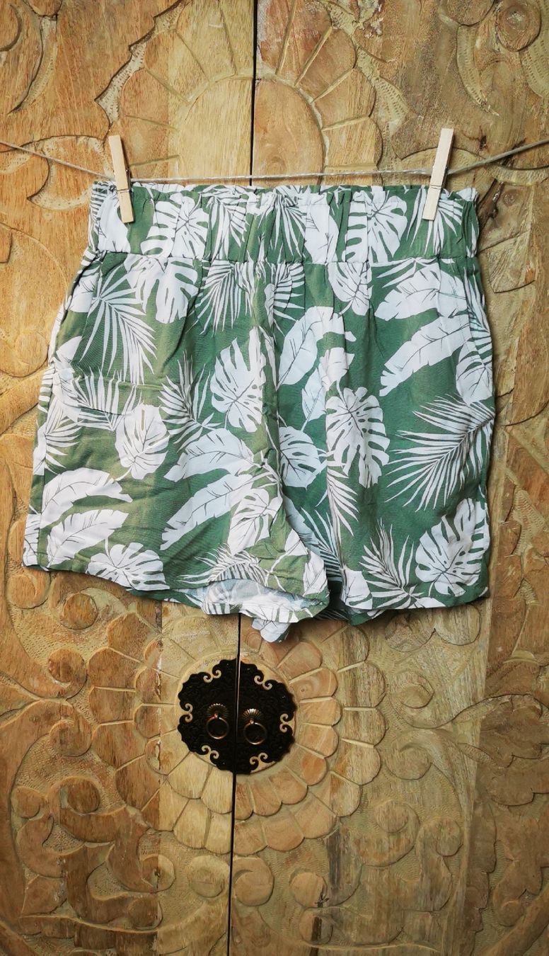 Hosen: Boho Shorts grün Palmenblätter Muster - M – Gebraucht aus Wettingen von JasminL92-3