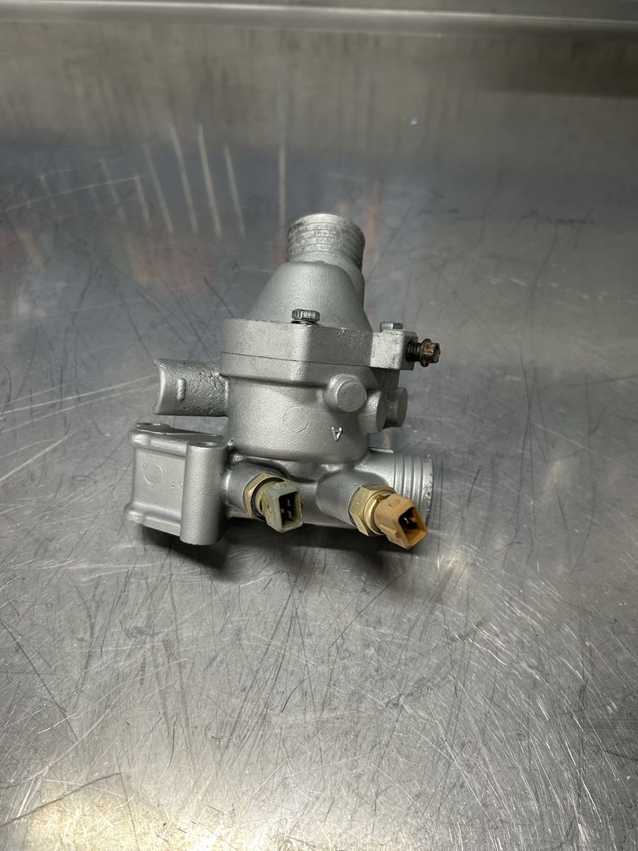 BMW Tutti pezzi di ricambio auto: BMW e30 M20b25 Thermostatgehäuse – Usato da Nürensdorf venduto da renato92 1