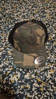 Casquette Yupoong camouflage filet noir état neuf. 