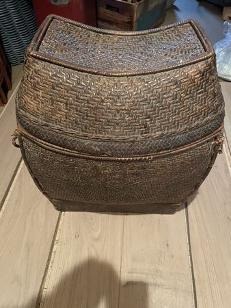 Grand panier vintage en osier tressé, parfait pour le printe