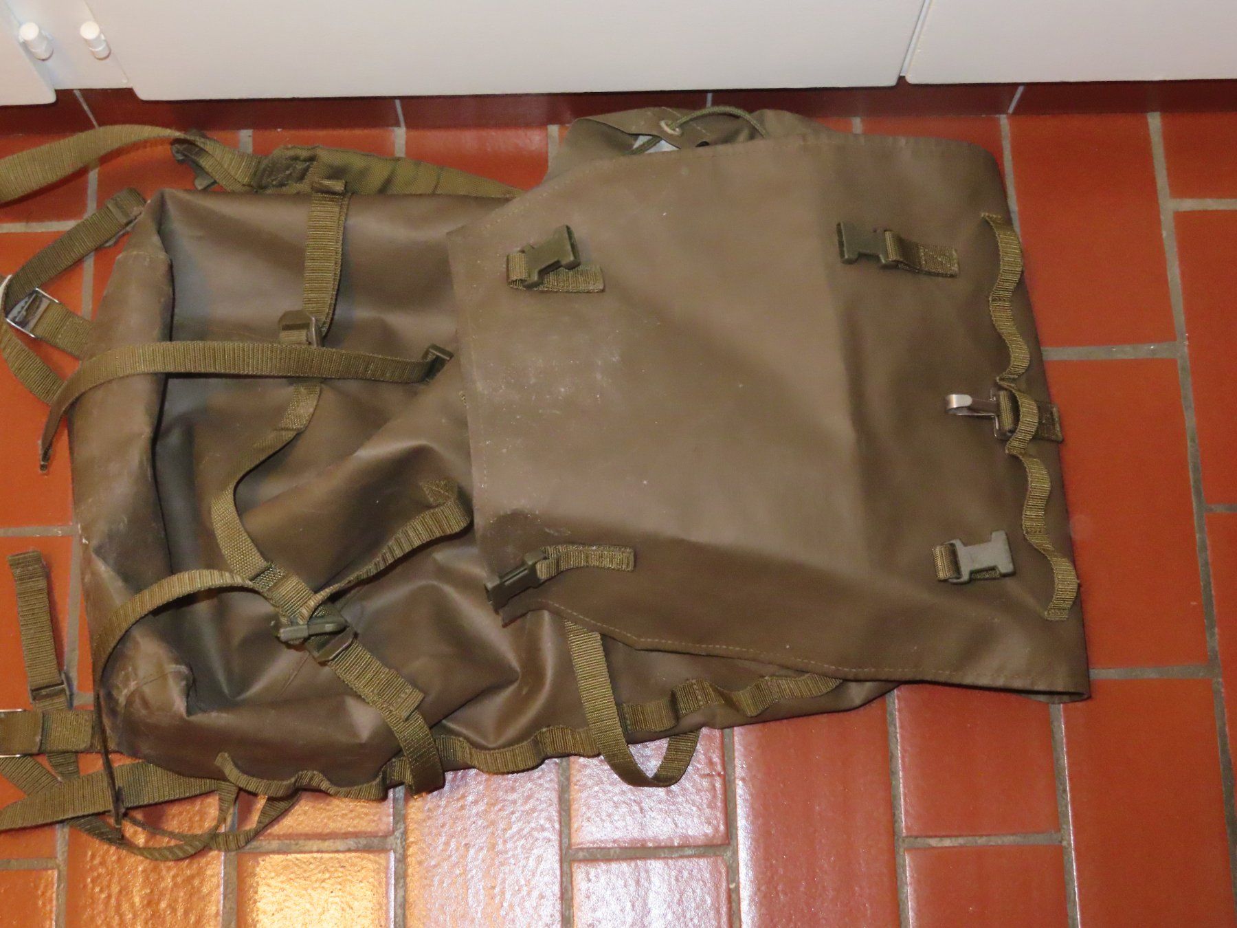 Schweizer Armee Uniformi: Schweizer Armee Militär Kampfrucksack 90 – Usato da Grenchen venduto da sunflyer01