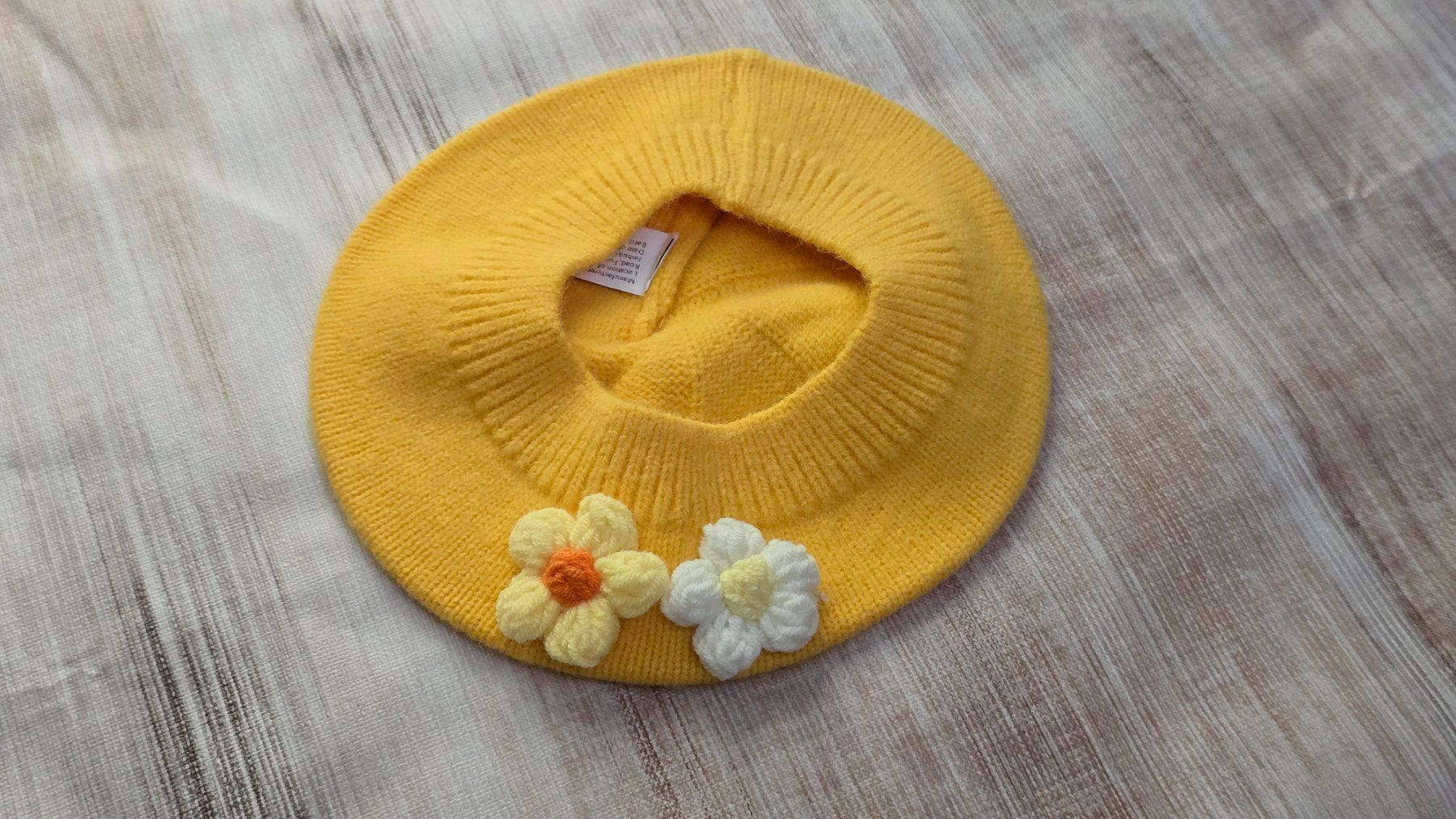 Altro abbigliamento per bambino: 👣 Süsses Strick-Barett mit Häkel-Blumen – Nuovo (secondo la descrizione) da Thalwil venduto da VitaMini 1