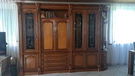 Massive Vitrinenschrank aus Echtholz mit Schnitzereien.Ital.