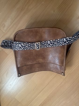 Schöne Handtasche in Cognacbraun mit Wechselgurt!