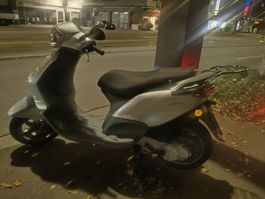 Motorroller 4-Takt silber neuwertiger Zustand,  defekt 