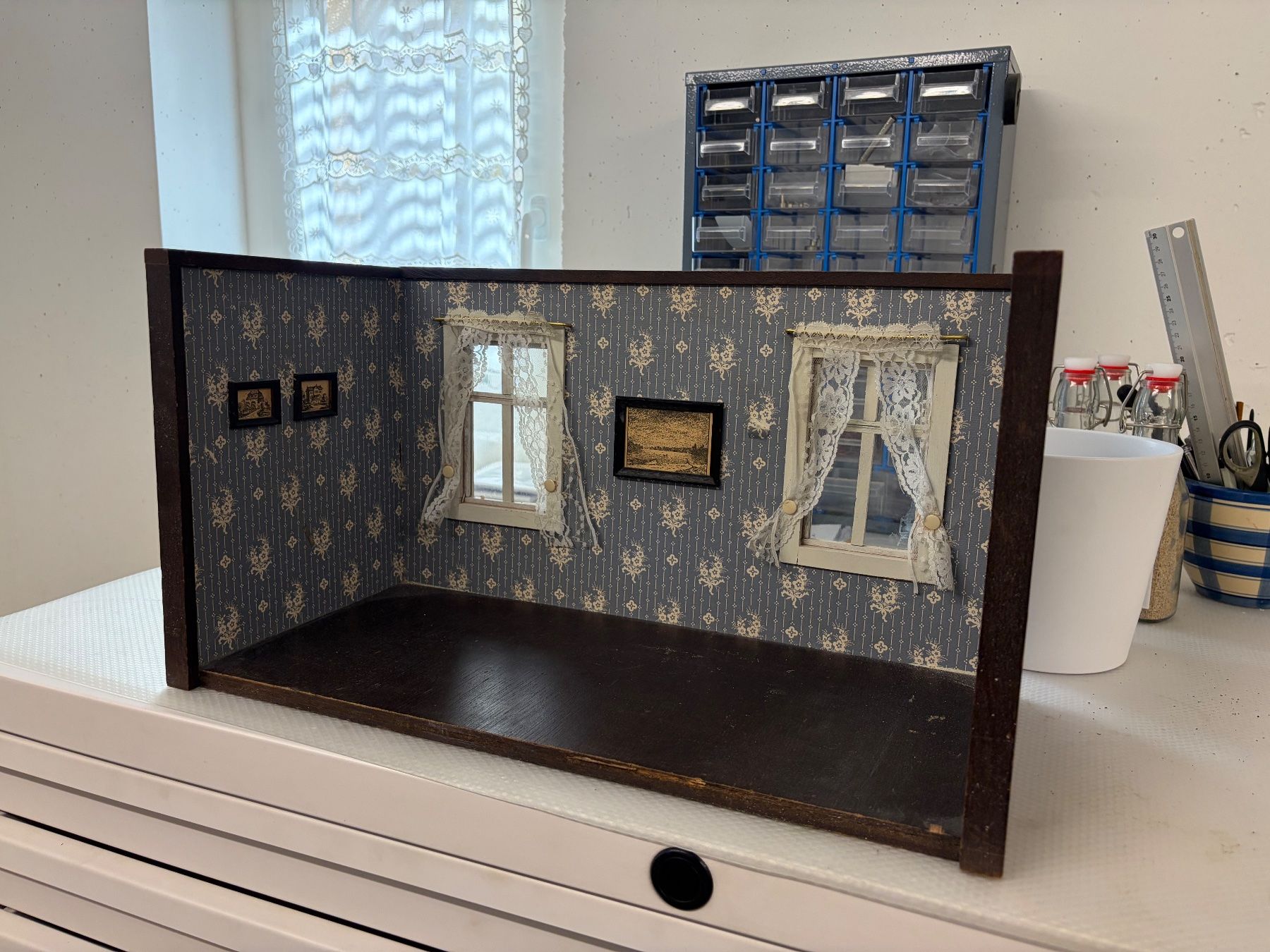 Case e mobili per bambole: Pupenstube – Usato da Galgenen venduto da Crystaldisplay
