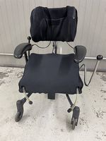 Orthopädischer Rollstuhl mit elektrischer Höhenverstellung. 
