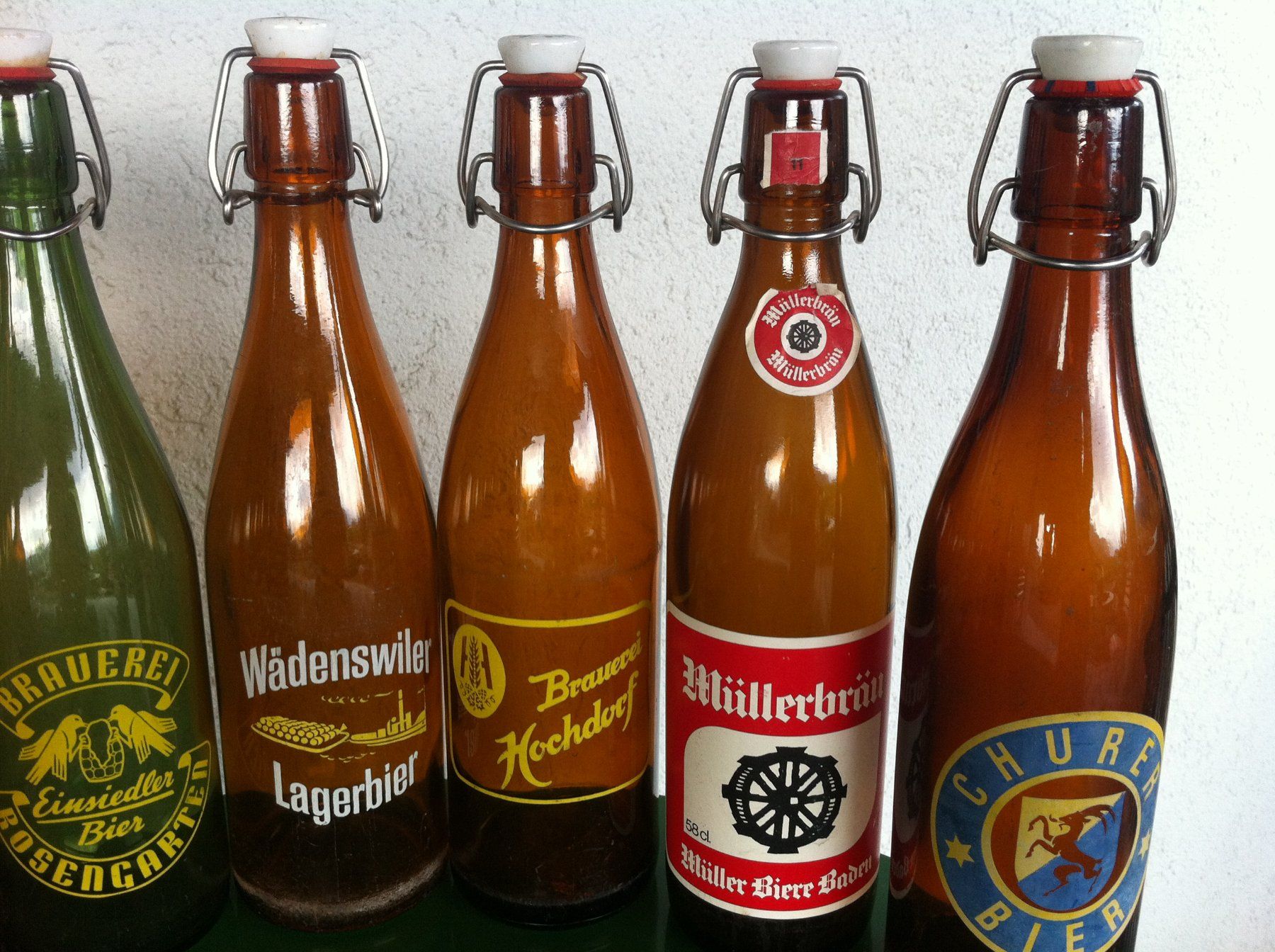 Bicchieri, Caraffe & Bottiglie: 10 verschiedene alte Bierflaschen mit Bügel – Usato da Brunnen venduto da Artemis53 3