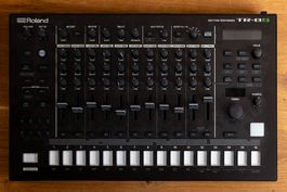 Roland TR-8S Rhythm Performer (Drum Machine / Sampler) – Neu