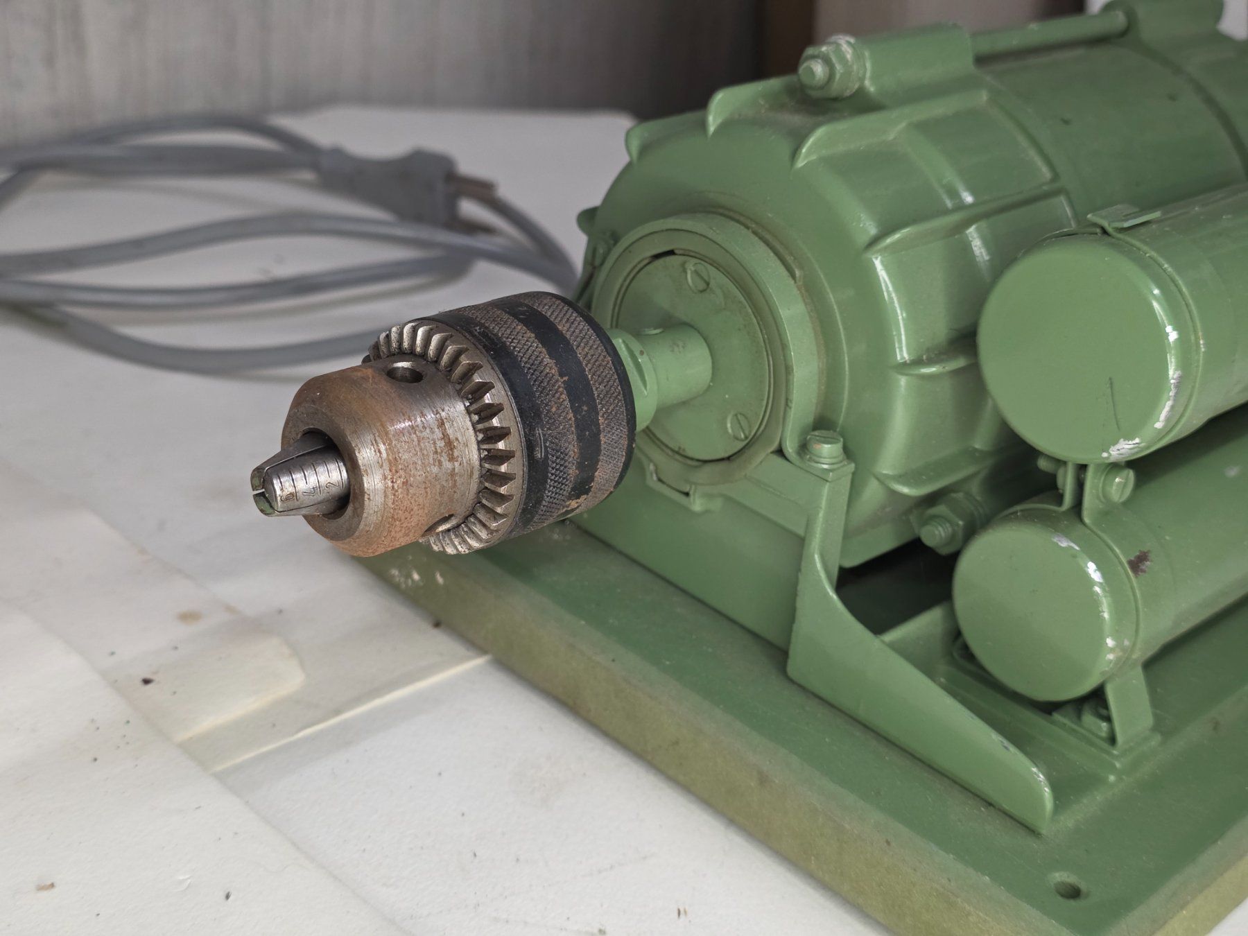 Bohrmaschinen: Elektrischer Motor mit Bohrfutter für Bastler oder Werkstatt – Gebraucht aus Dietikon von Flohmiwelt 2