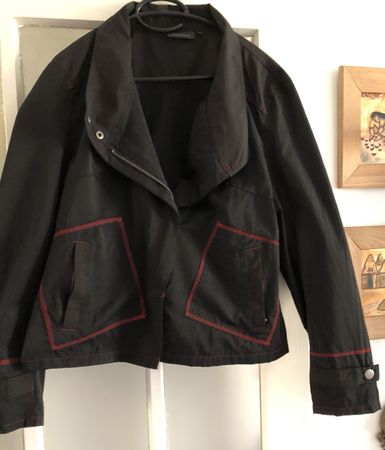Veste courte noire, T44 détails rouges,