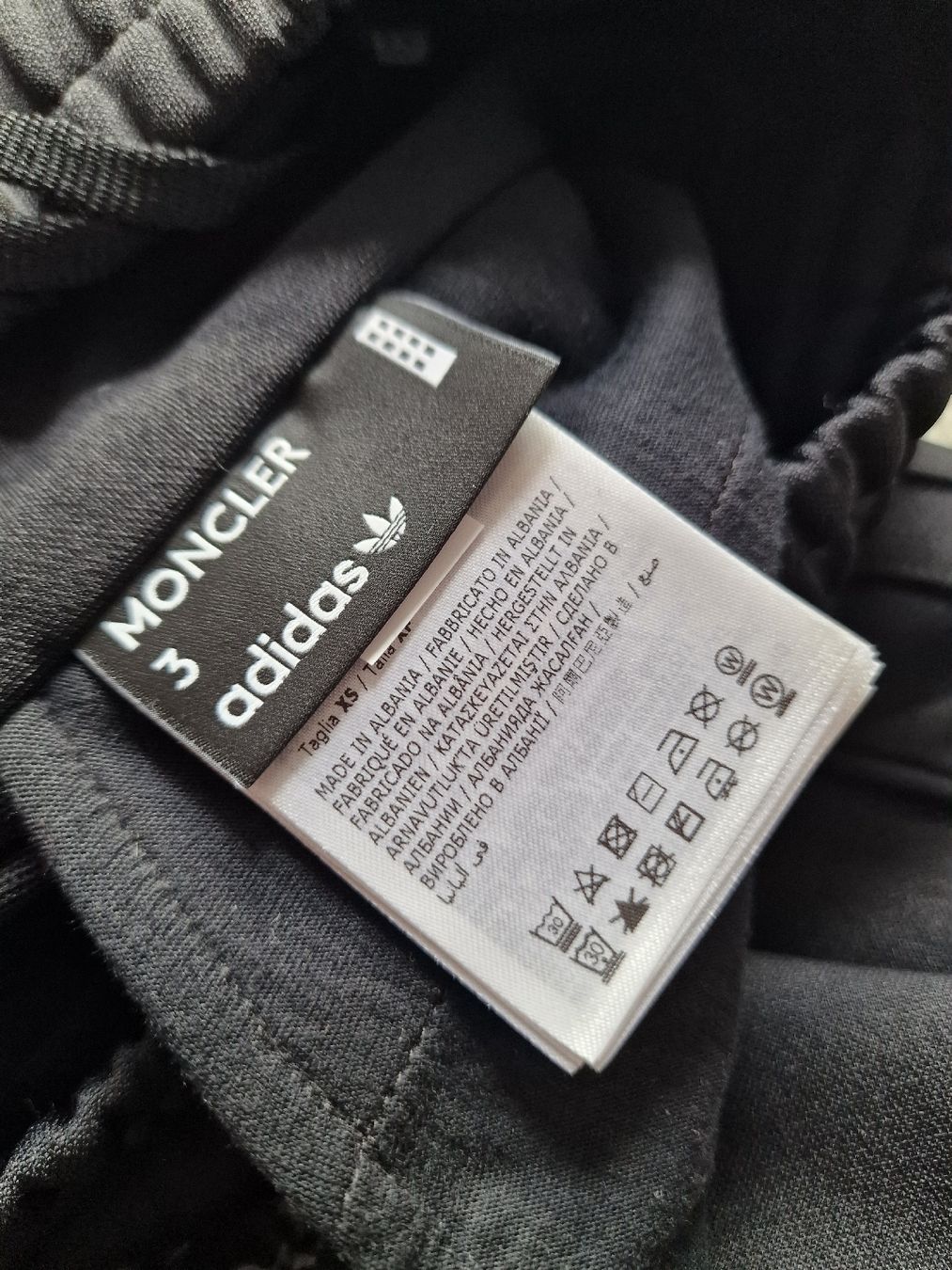 Moncler Pantaloni: Pantalon Moncler × Adidas – Nuovo e nell'imballaggio originale da Yverdon-les-Bains venduto da Ed9lude 5