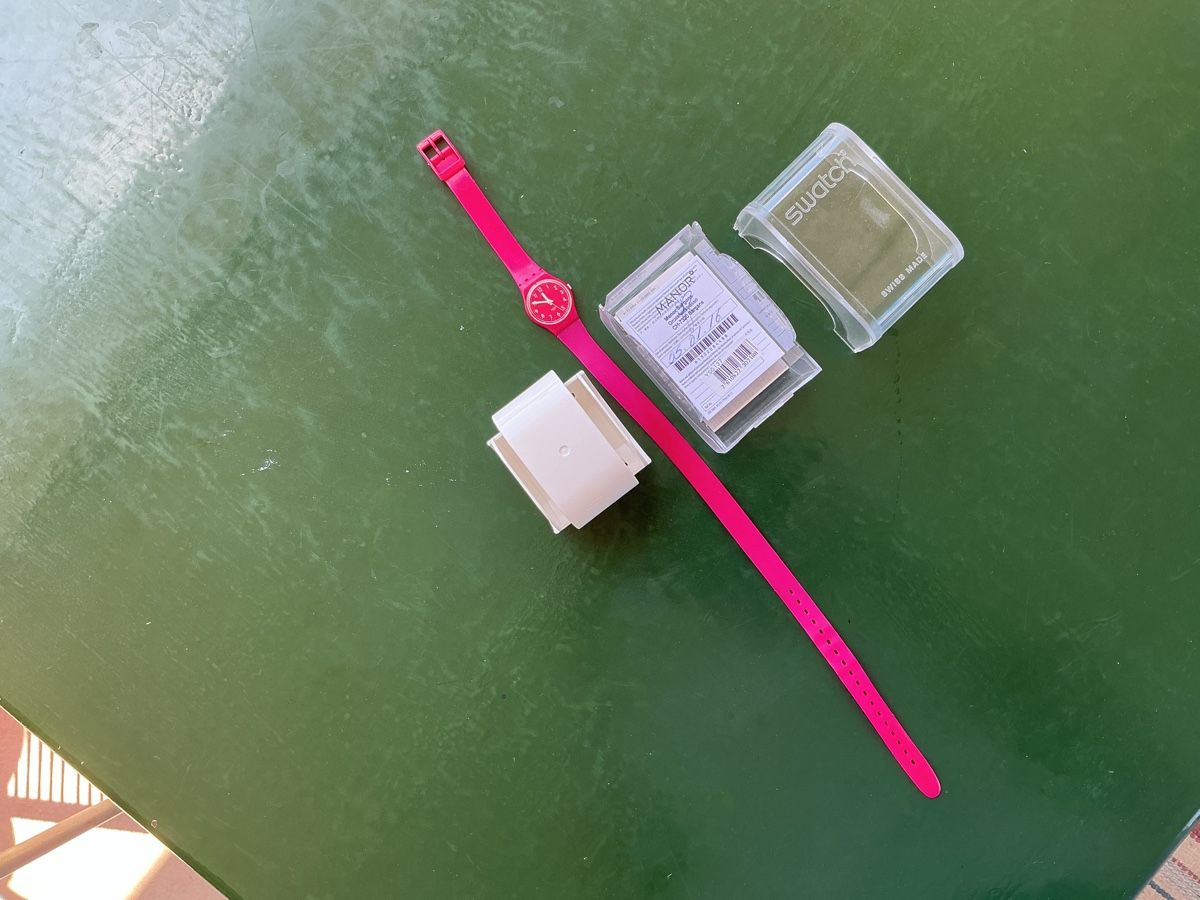 Swatch Armbänder & -reifen: Rosa Swatch mit langem Band – Gebraucht aus Zürich von Ikksi