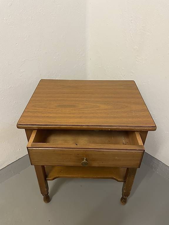 Nachttische: Schöner Vintage Nachttisch mit Schublade – Gebraucht aus Luzern von larissahaas 3