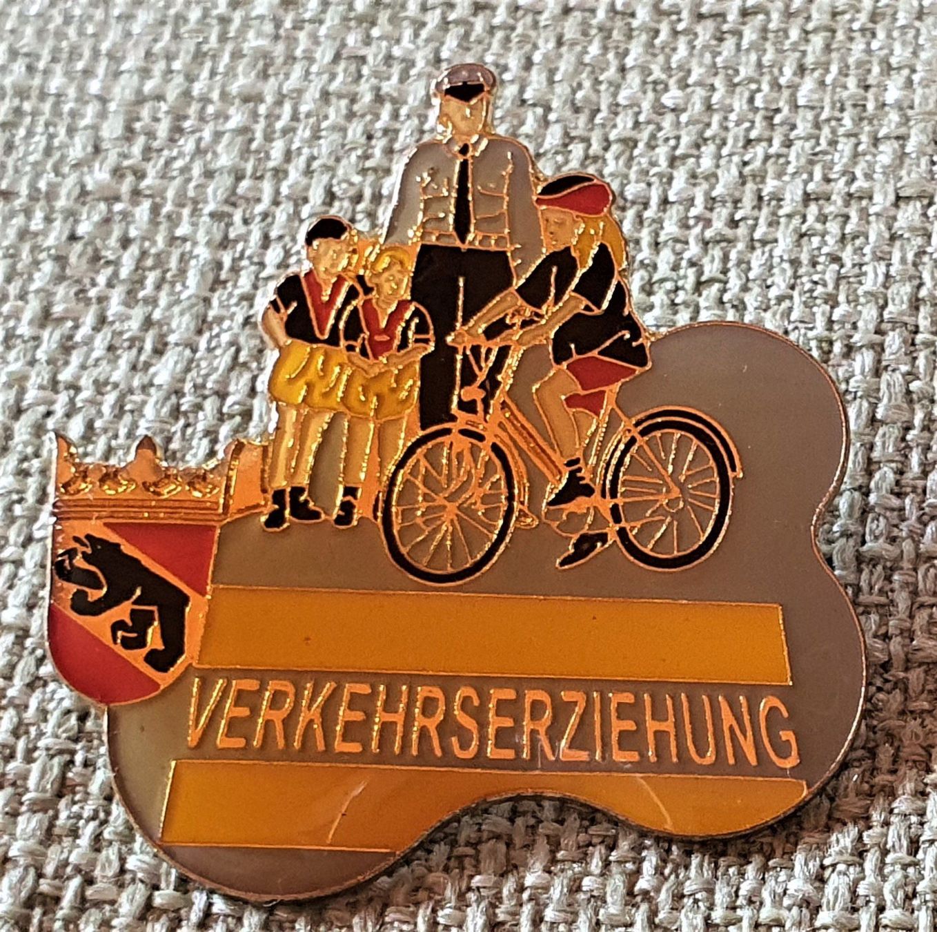 Pins: E275  Pin Polizei Bern Verkehrserziehung – Gebraucht aus Reinach BL von Boston-Verkauf