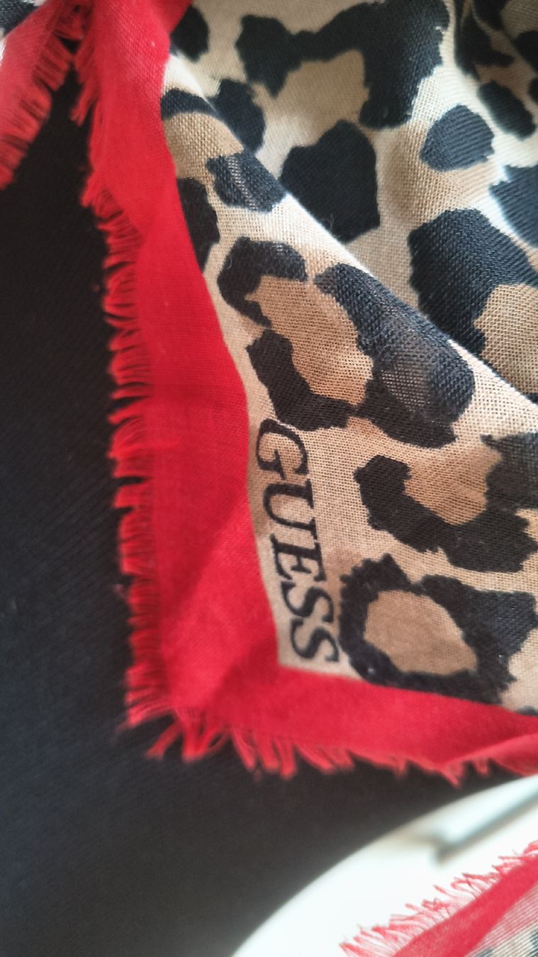 Guess Foulards, Tücher & Schals: Guess Schal in Leo Optik – Gebraucht aus Urtenen-Schönbühl von m.schneider85 2