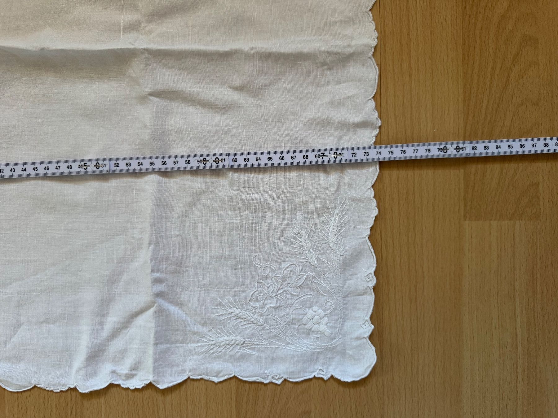 Altra biancheria da tavola: Wunderschöne besticktes Tischdeckchen – Usato da Grosswangen venduto da Second_hand_paradise 3
