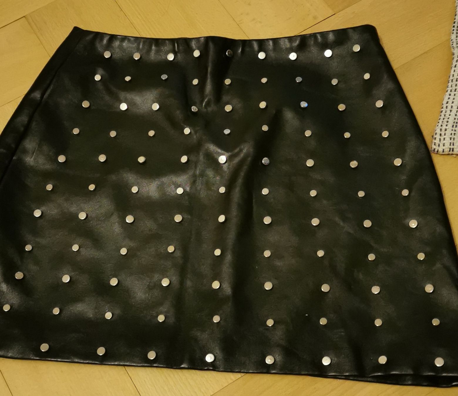 Jupes: Jupe noir cloutée  – D'occasion à Fribourg par chi_j8yw