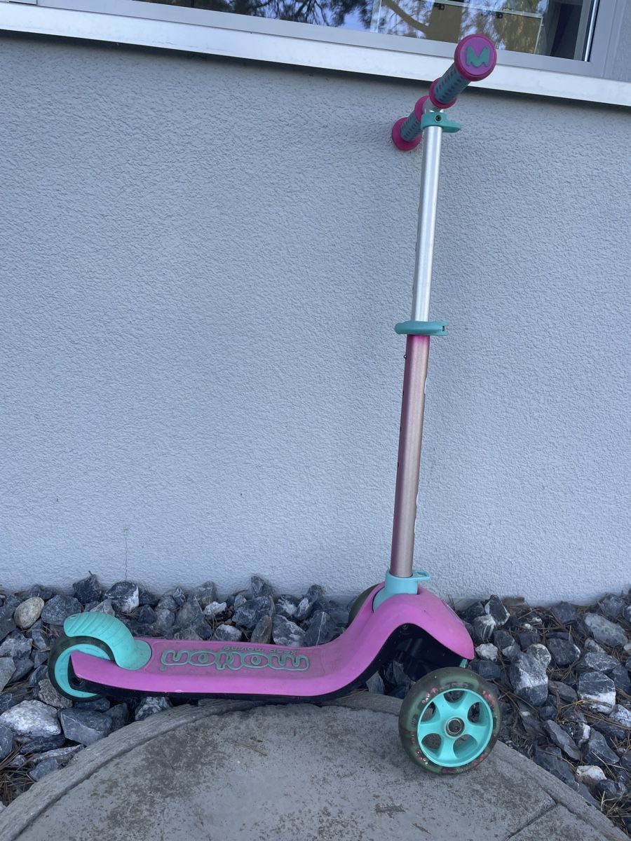 Moulin Roty Fahrzeuge für Kinder: Roller MOTION pink mint dreirädig gebraucht – Gebraucht aus Affoltern am Albis von ned_6rcf