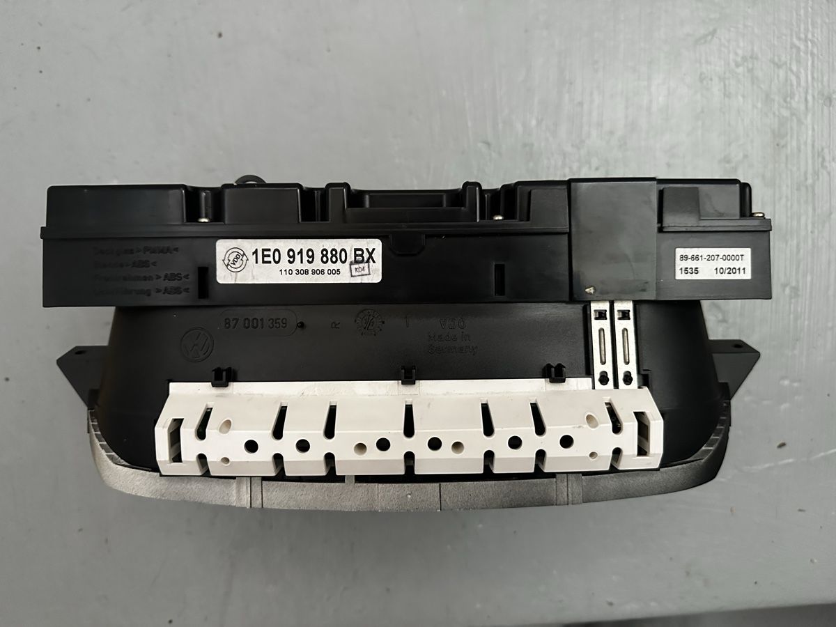 VW Tutti pezzi di ricambio auto: Tachograf VW Golf 3 – Difettoso da Sarmenstorf venduto da SamiraB. 1