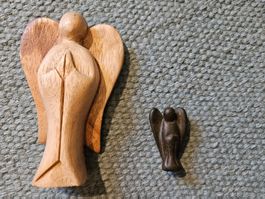 2 Engel, Holz und Mineral