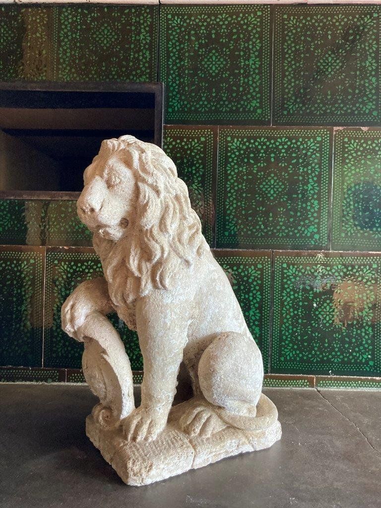 Skulpturen & Statuen: Skulptur Löwe mit Schild aus Gips – Gebraucht aus Hinwil von Antikfischer 4