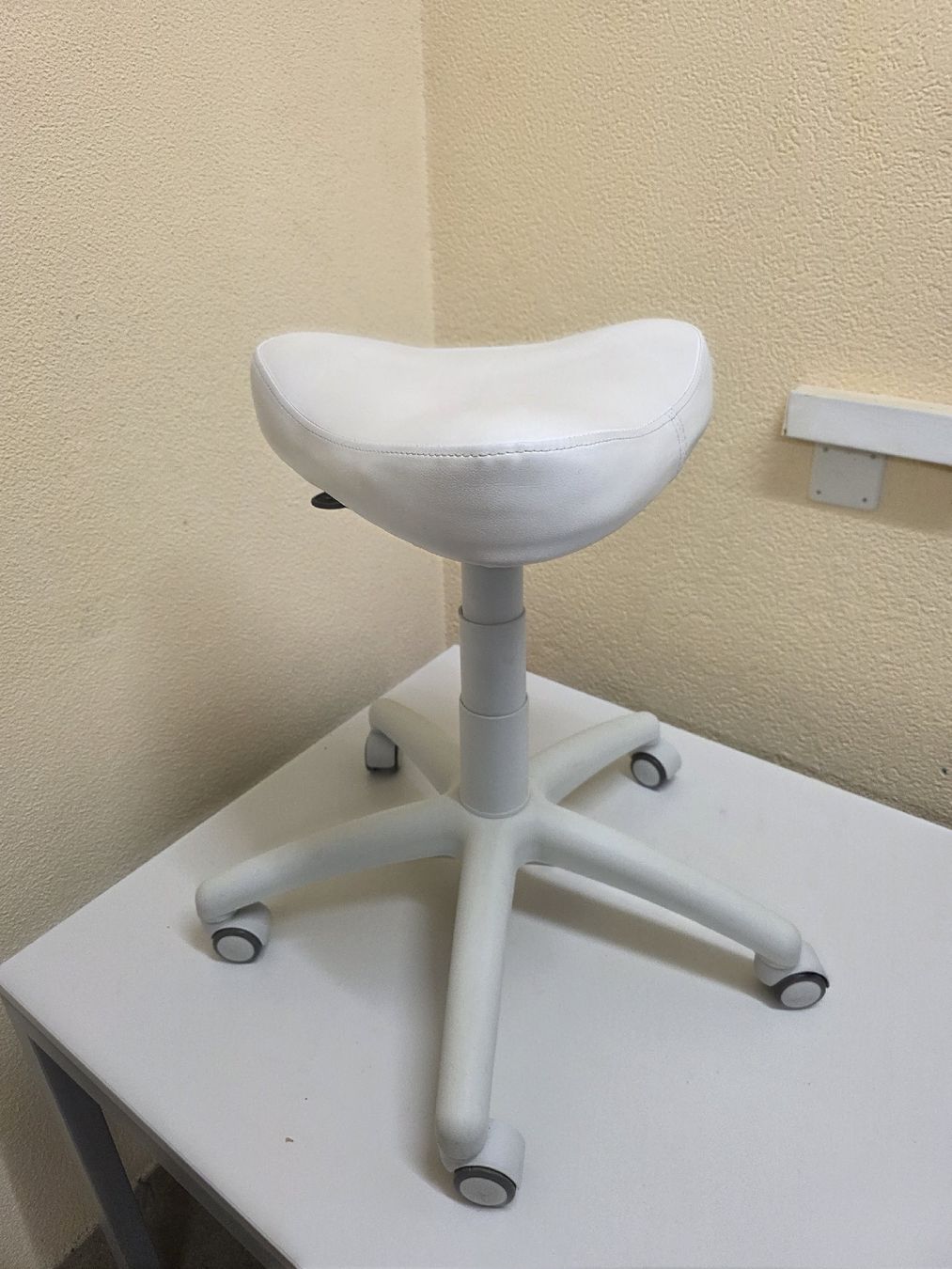 Hocker: Weisser Drehhocker / Sattelhocker - Top Zustand! – Gebraucht aus Alberswil von mario889 1