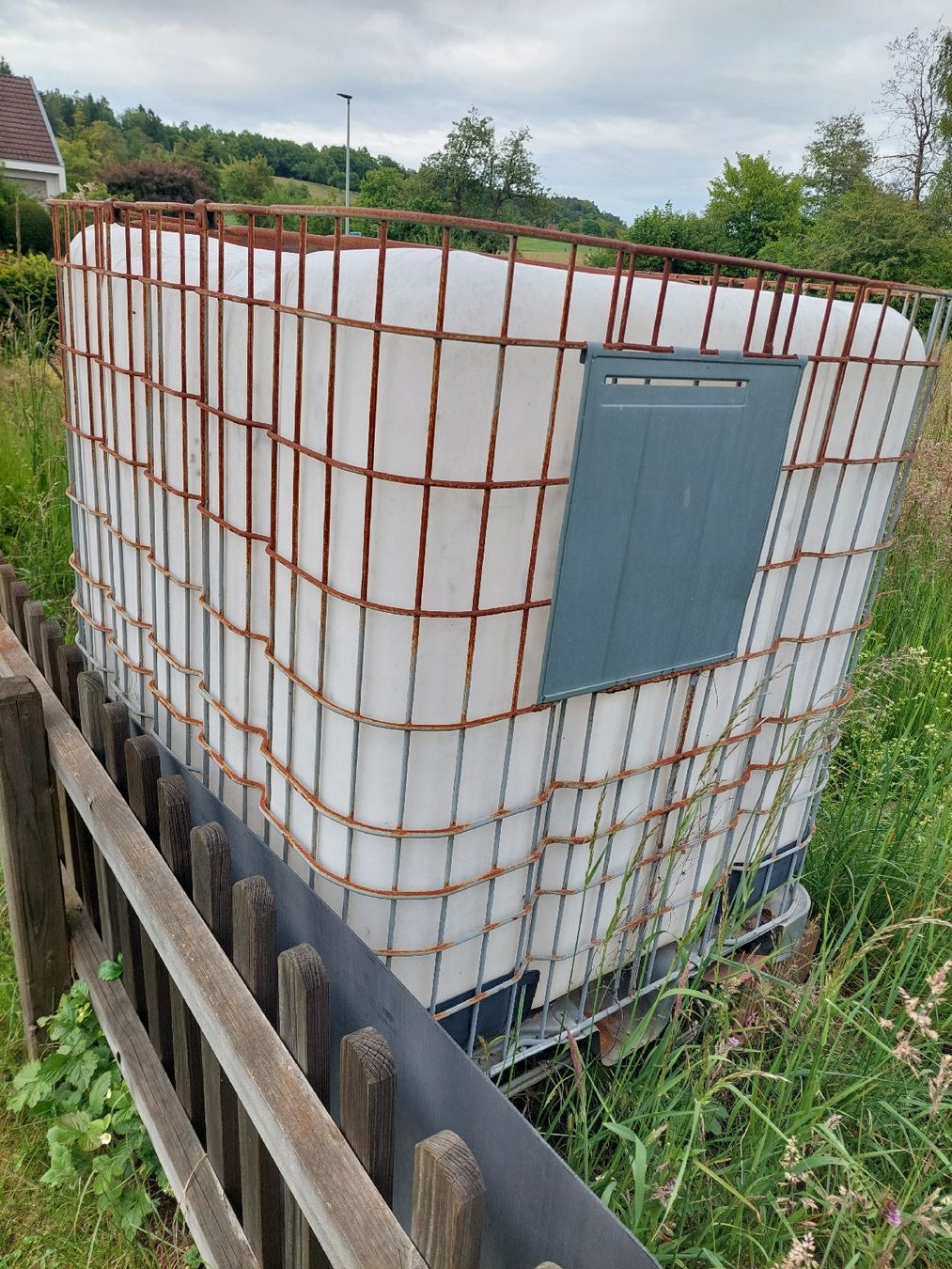 Abbeveratoi e trogoli: Regenwassertank 1000L mit Defekt – Usato da Seuzach venduto da Norcasto 4