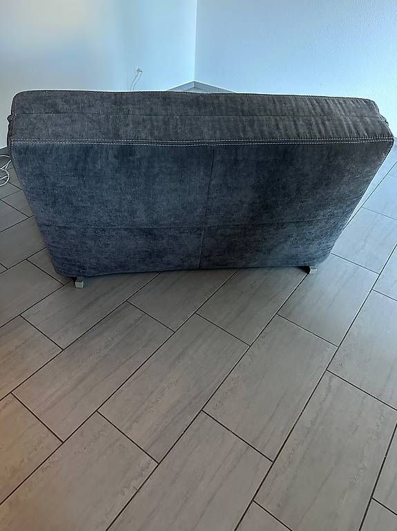 Sofas: Kleine Couch mit Schlaffunktion Hellgrau – D'occasion à Eiken par klimagott 1