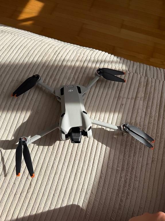 Modellismo RC: DJI Mini 4 Pro Fly More Combo + microSD 512 Go  Comme neuf  – Nuovo e nell'imballaggio originale da Prez-vers-Siviriez venduto da MeNeTXIV 2