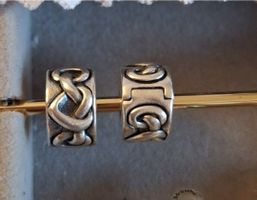 Deux charms  clips Pandora argent motif entrelacé bon état