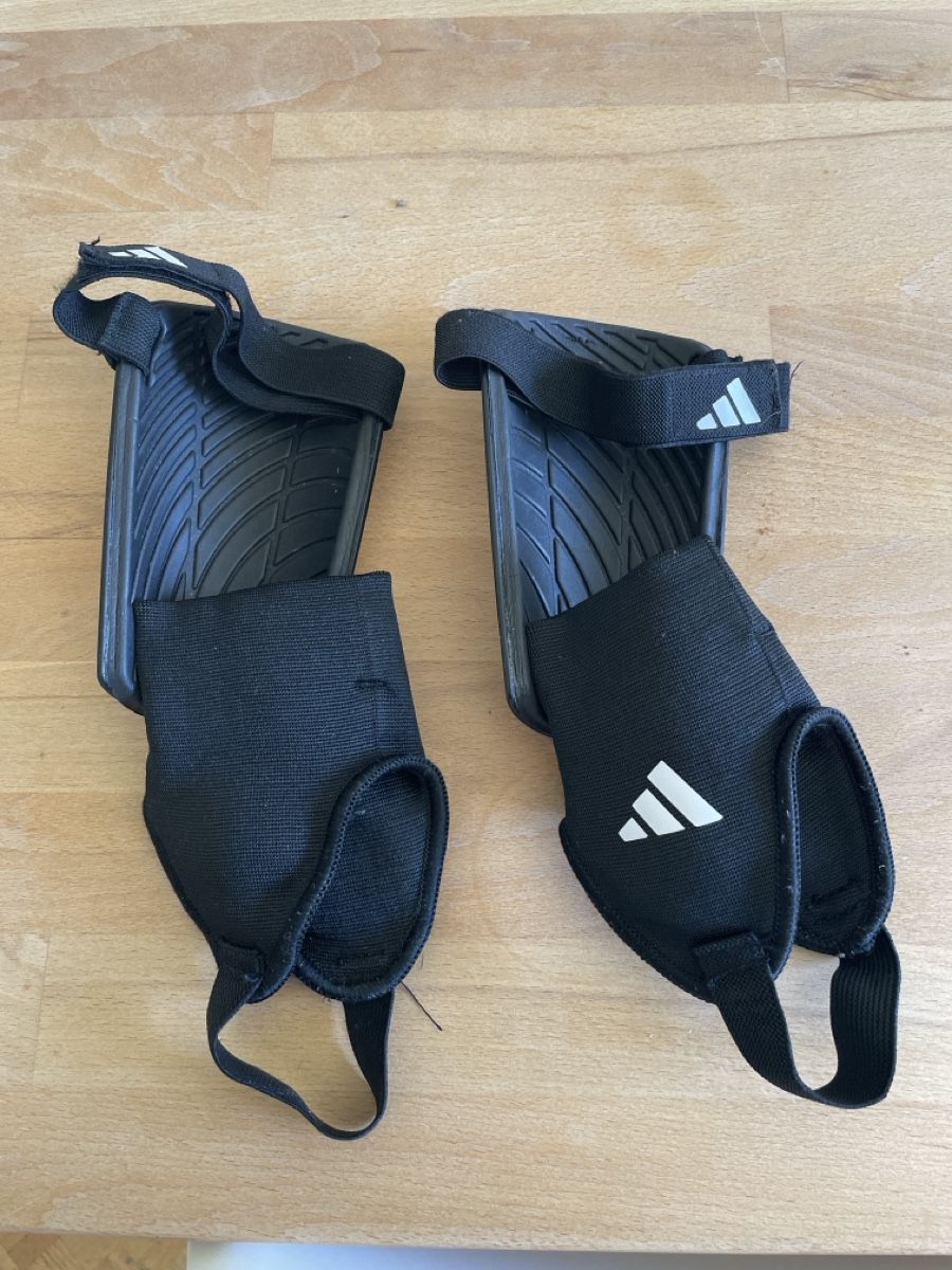 Protezioni & Imbottiture: Adidas Schienbeinschoner – Usato da Zürich venduto da Uhluupu 1