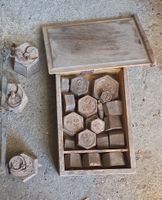Set de poids anciens avec balance dans boîte en bois