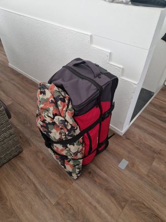 Reisetasche Hi-Tec mit Rollen und Zeltausüstung