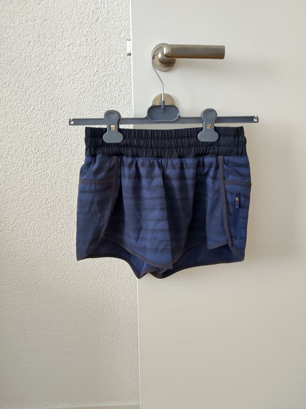 Lululemon Pantalons: Lululemon Damen Shorts blau gestreift – D'occasion à Baden par shinifin 2