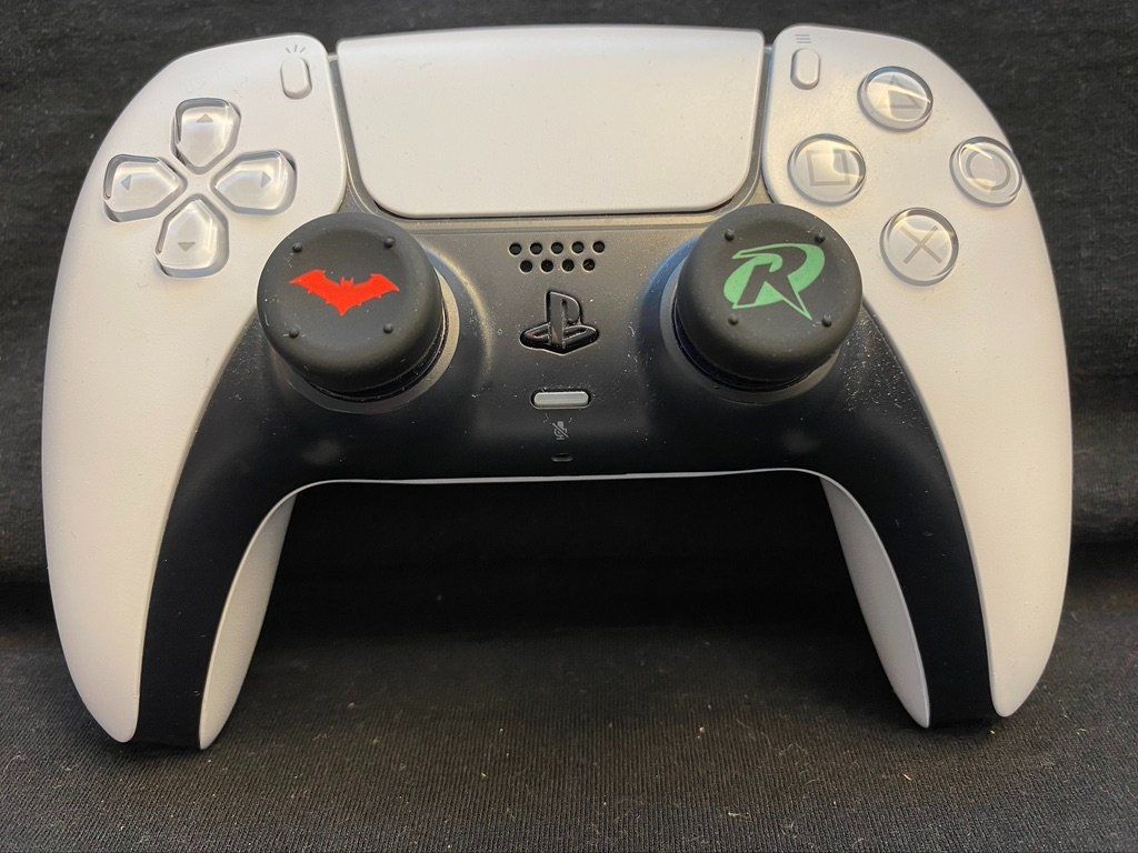 Giochi: Gotham Knights  I Grips / Thumbstick I PS oder Xbox I Neu – Nuovo e nell'imballaggio originale da Küssnacht am Rigi venduto da Bionicmax 1
