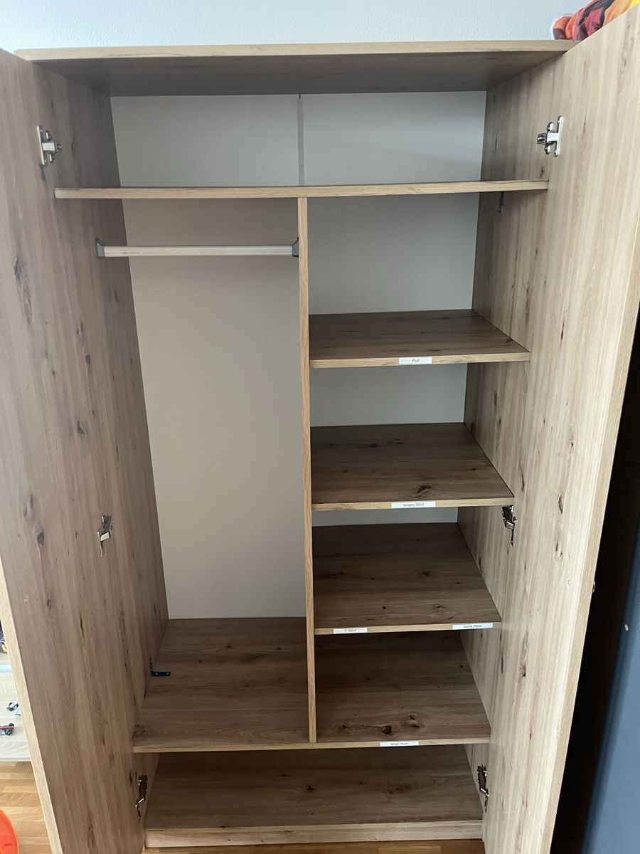 Pfister Armoires: Kleiderschrank mit Holzoptik – D'occasion à Rickenbach LU par Gigaxo 1