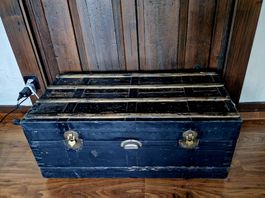 Alte Militärtruhe schwarz mit Holz