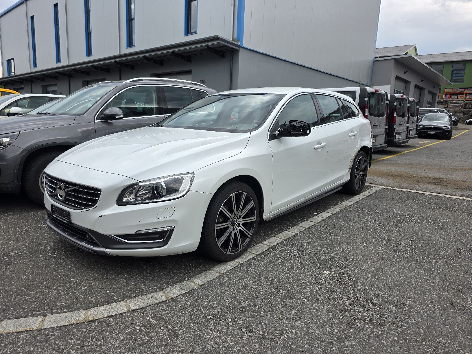 Volvo Autos: VOLVO V60 D4 AWD UNFALL SEITENSCHADEN – Défectueux à Häggenschwil par Iwingman 1