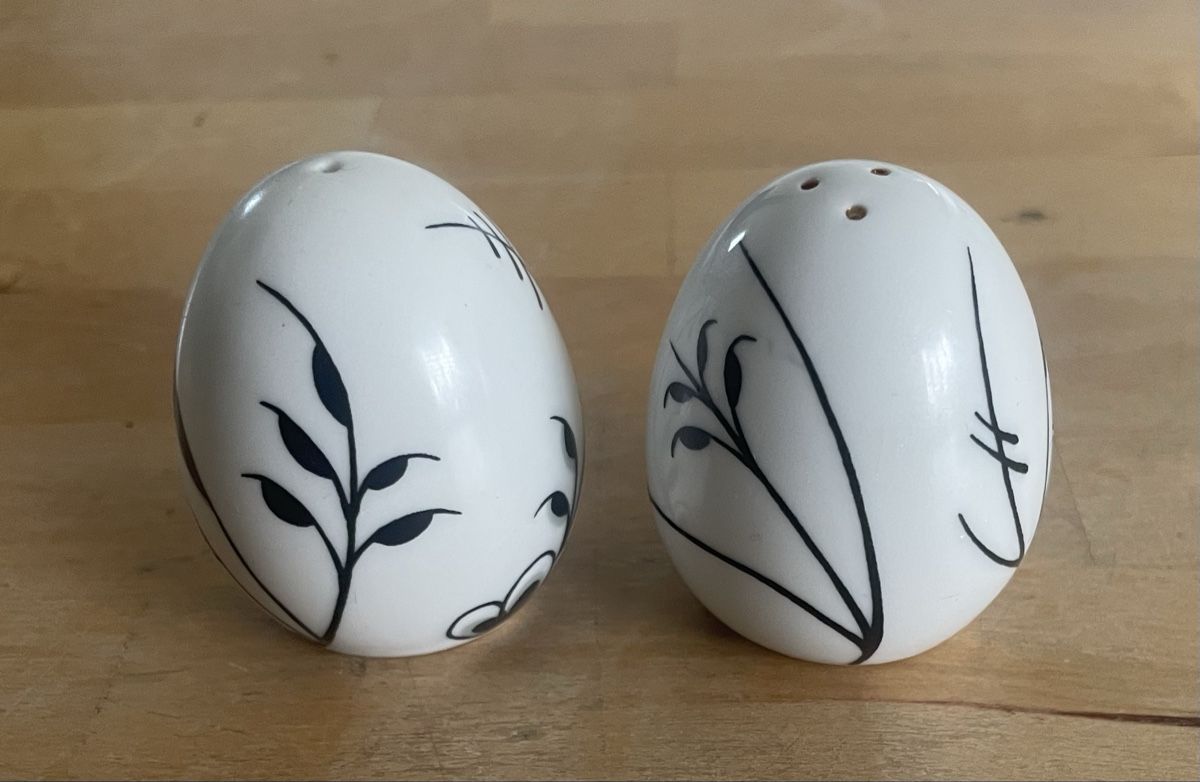 Küchengeräte: Salt and Pepper Shakers Egg Shape White Black Leaf Design Se – Gebraucht aus Zürich von joh_89d8