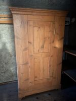 Sehr alter Bauernschrank / Kleiderschrank aus Weichholz
