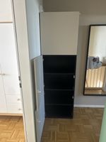 Hoher Schrank schwarz mit hellen Fronten guter Zustand