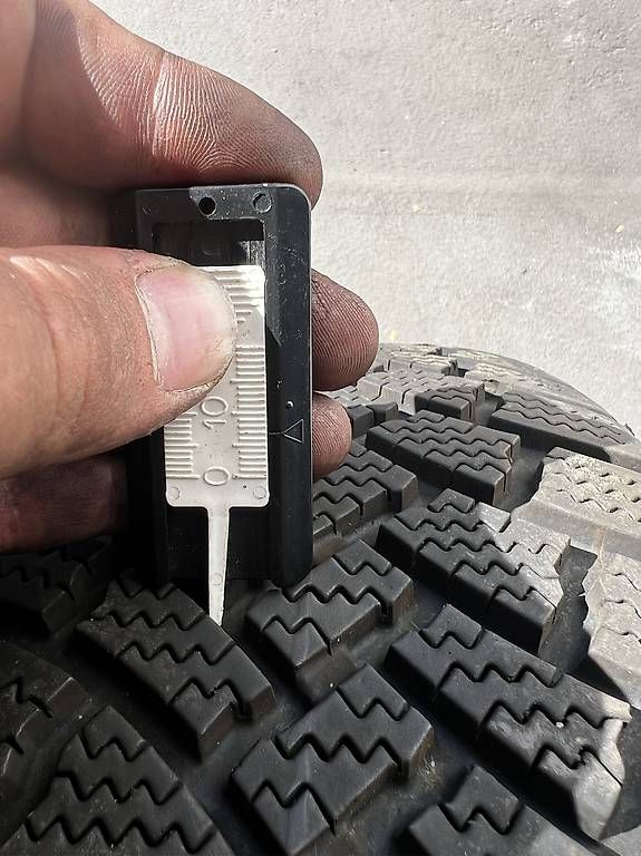 Pneumatici & Ruote complete: 175/55 R15 Winterreifen – Usato da Sursee venduto da gas_8n5t 4