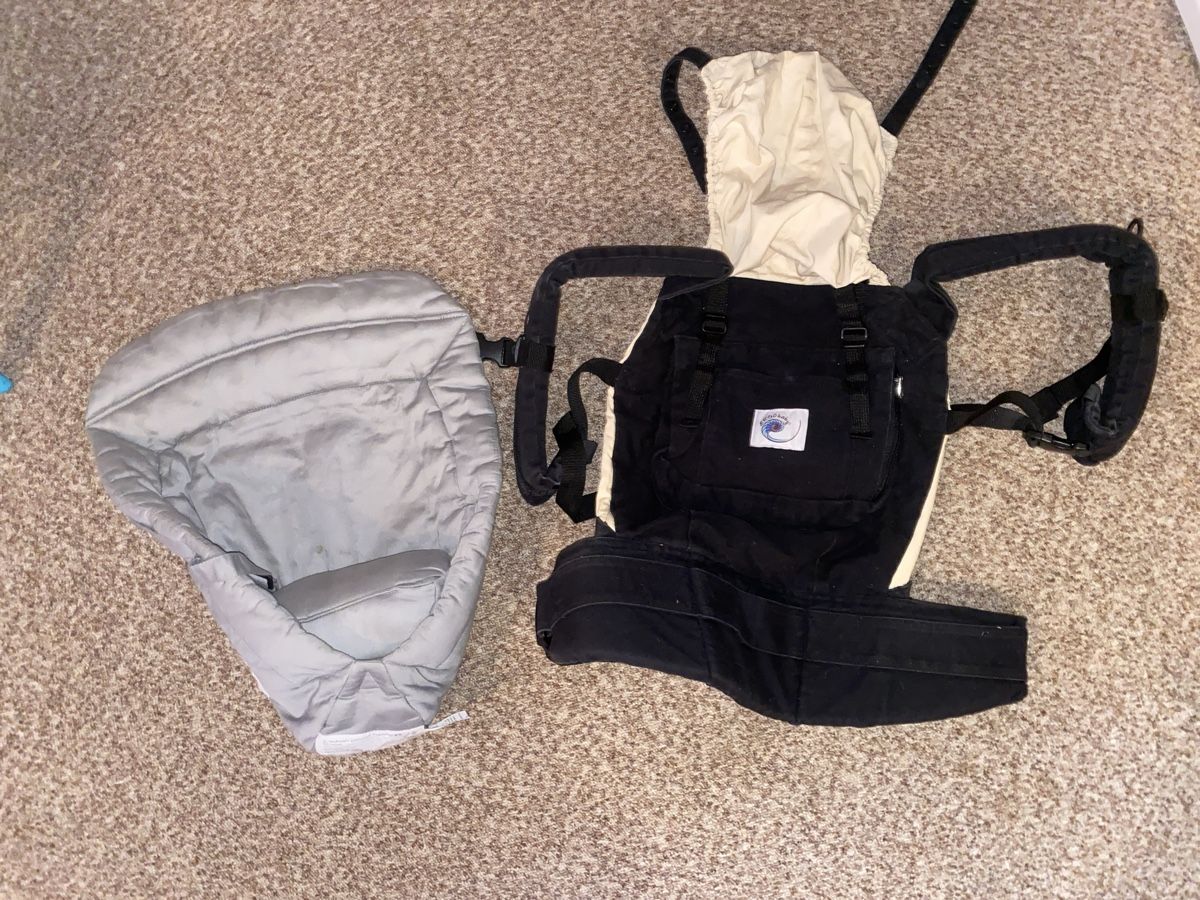 Ergobaby Porte-bébés ventraux & dorsaux: Ergo Baby Trager mit Einsatz  – D'occasion à Wengi b. Büren par sch_dmj5