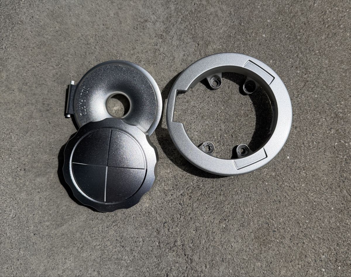 BMW Tutti i ricambio per moto: Tankdeckel BMW R9T Pure 2017, silber – Usato da Grub SG venduto da MaryLou88