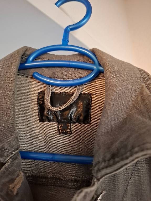 Jacken: Graue Jeansjacke mit Knöpfen, Grösse 40 – Gebraucht aus Sursee von Migamo55 1