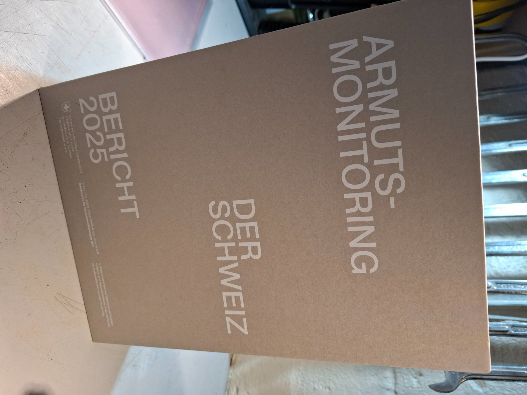 Libri: Armutsmonitoring der Schweiz Bericht 2025 Set – Nuovo e nell'imballaggio originale da Langnau i. E. venduto da Superseven69 7