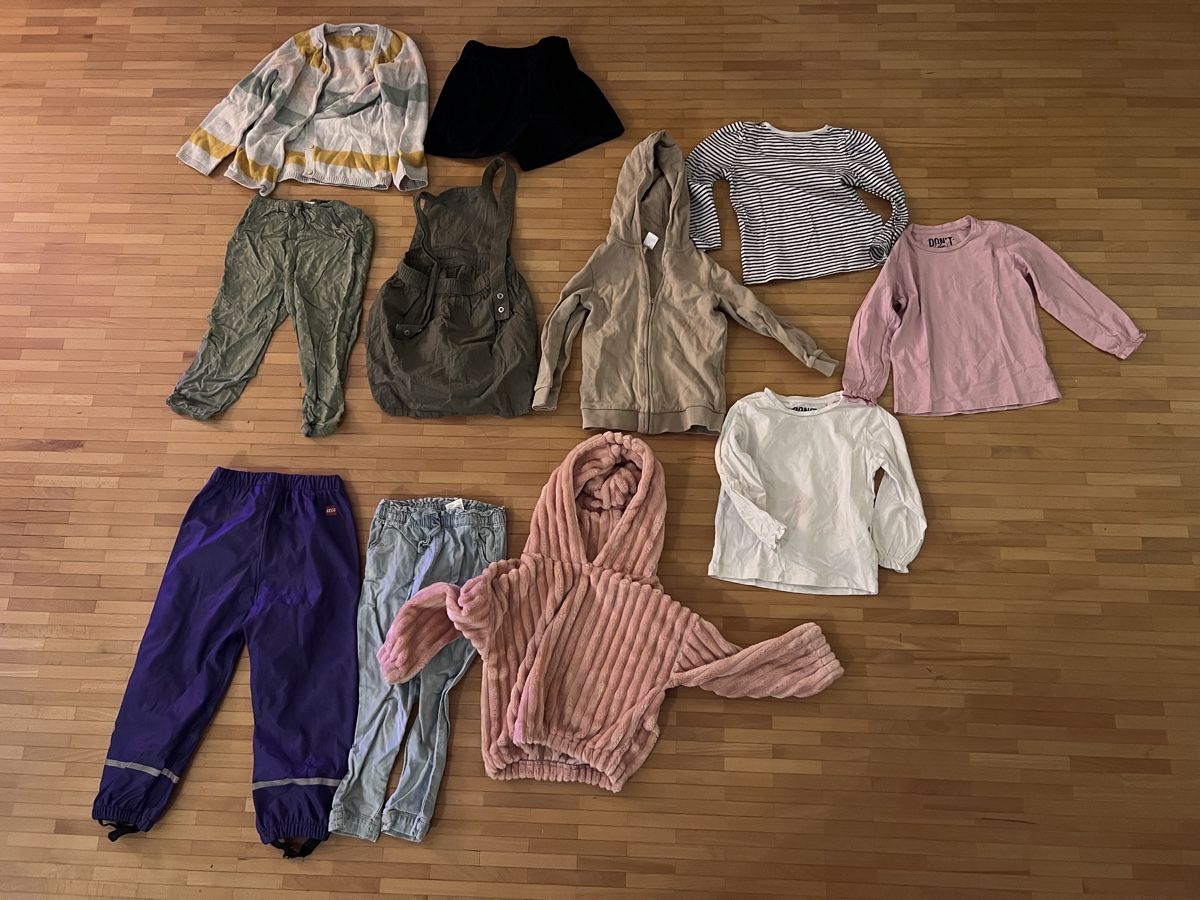 Lotti & Set di vestiti: Mädchen Kleider Grösse 104 Packet 2 – Usato da Rümlang venduto da rue_flohmi