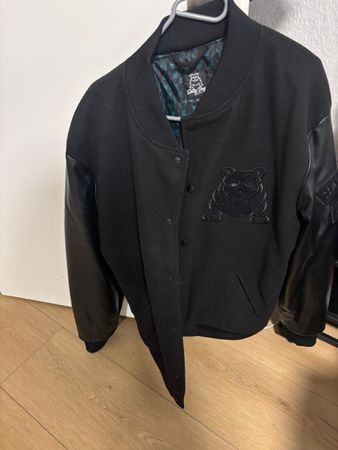 Schwarze College Jacke Grösse XL, cooler Look für den Herbst