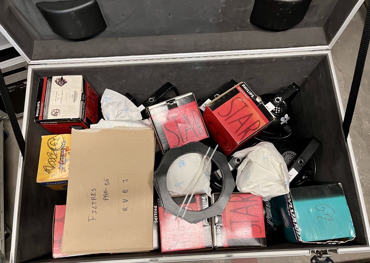 Lampade: Lot de projecteurs PAR-56 + accessoires et flightcase – Usato da Genève venduto da RVA_GVA 1
